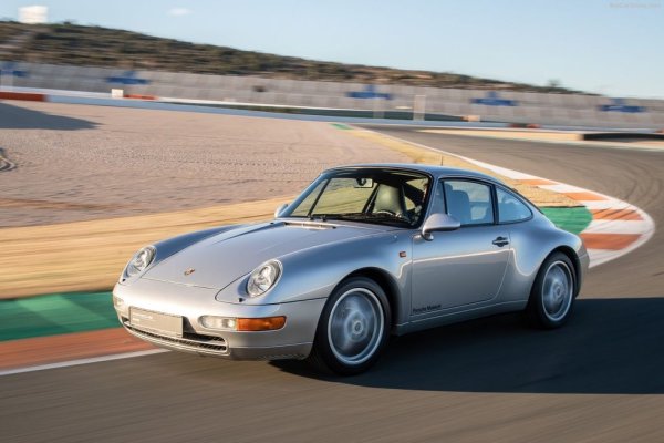 Поколението 993 не е най-добре изглеждащото поколение 911, но може би е най-желаното от феновете на марката. Беше кратък четиригодишен период, в който Porsche започна да включва по-модерни технологии и да добавя повече високопроизводителни варианти в гамата 911. Най-важното -все още използваше по-класическите двигатели с въздушно охлаждане на Porsche. Впоследствие 911 се насочи към водно охлаждане