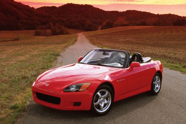 Ако не беше най-добрата кола за шофьори, Honda S2000 беше най-добрата, която любителите на забавата на пътя биха проектирали. 2,0-литров VTEC с естествено пълнене. ръчна скоростна кутия, задвижване на задните колела, глупаво високи обороти. Невероятно съотношение мощност/тегло. Кола, която процъфтяваше на границата &ndash; може би поради грешка, като се има предвид супер ниският пробег.