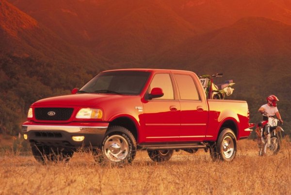 По средата на десетото поколение F-Series проведе цялостна ревизия, която направи камиона по-привлекателен. Ford разкри стила на каросерията Supercrew, подходящ за семейства, пълноразмерен пикап с четири нормални врати. Сега това е стилът на каросерията на пикапа.