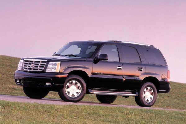 Cadillac е ребрандиран безкрайно през 21 век, но Escalade е изключение. Въпреки че дебютира през 1999 г., второто поколение Escalade беше времето, когато GM наистина го разграничи от своите корпоративни братя и сестри Chevy и GMC с технологии и 20-цолови джанти, които го превърнаха в окончателния Cadillac в своя сегмент.