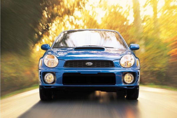 Subaru най-накрая се предаде и донесе вдъхновената от ралито Impreza WRX в САЩ през 2002 г. С очи на буболечки, синя боя и златни джанти WRX беше едновременно мечта за тези, които сеят хаос на пътя, и компактен автомобил, предефиниращ сегмента, предлагащ 227 к.с. и задвижване на четирите колела на достъпна цена.