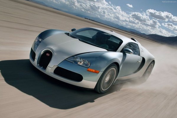 Bugatti изобрети хиперавтомобила с Veyron. Със своя 8.0-литров W16 двигател с четири турбокомпресора, Veyron има 1001 конски сили, ускорява от 0 да 100 км/ч за по-малко от 3 секунди и достига максимална скорост от 407 км/ч. И това е всичко без електрическа помощ.