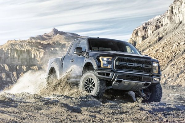 Ford пое по различен път с тази версия на F-150. Супер мощна спортна кола? Невероятно способен офроудър? Зле изглеждащ пикап? Изискан ежедневен шофьор на пътя? Голям теглещ автомобил? С F-150 Raptor Ford достави всичко като част от амбициозния пикап, от който Америка не знаеше, че има нужда.