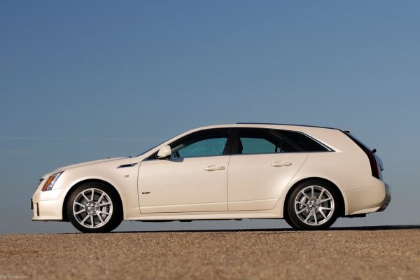 Cadillac направи много опити през този век. Най-добре запомненият от тях ще остане крещящият спектакъл от началото на второто десетилетие на 21-и век. В продължение на четири прекрасни години Cadillac продава своя V8 с мощност 556 конски сили, конкурентен спортен автомобил CTS-V като комби... с ръчна скоростна кутия.