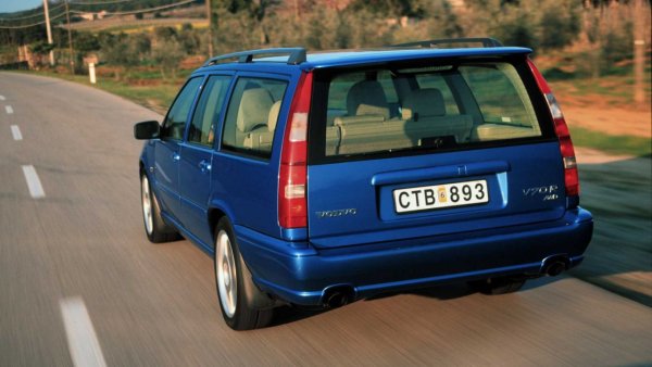 Мощният турбо двигател на 850 R се забелязва и в друг по-късен спортен комби модел на шведската компания - V70 R.