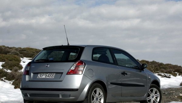 От 2001 г. Fiat Stilo се превръща във водещия компактен модел на италианската марка. Както може да се очаква, той има и спортна версия, която е оборудвана с атмосферен 2,4-литров петцилиндров двигател с 20 клапана, който развива мощност от 170 к.с.  Тя се продава до 2007 година.