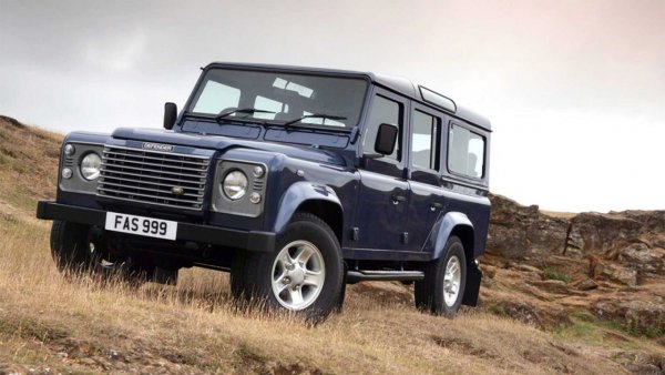 Land Rover Defender е един от най-здравите всъдеходи за всички времена. Класическият модел е разделен на версии, наречени 90, 110 и 130, в зависимост от междуосието в инчове. Без съмнение любителите на този истински 4х4 могат да се насладят и на петцилиндрова двигател. По-конкретно, става дума за дизеловия Td5 с работен обем 2,5 литра, разработен от Land Rover. Той има различни нива на мощност - между 122 и 220 к.с., а през 2007 г. е заменен от Duratorq на Ford.