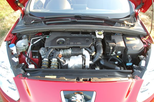 Обозначението e-HDi показва наличието на стоп/старт система, което няма реално влияние върху разхода на гориво в града. Оборудван с 6-степенна скоростна кутия, той е по-отзивчив и по-тих от HDi 92, като същевременно е на подобна цена. Също така е лесно достъпен в обяви. 
  
Избягвайте автоматизираната ръчна скоростна кутия BMP6, защото е мудна и с крехки задвижващи механизми. Преди покупка не забравяйте да проверите дали инжекторите са сменени.