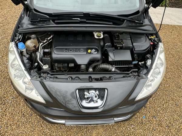 С всички заети седалки и пълен багажник, този двигател се представя добре навсякъде благодарение на щедрия си въртящ момент. Освен това е икономичен по отношение на горивото, като се имат предвид неговите характеристики и удоволствие от шофирането. 

Единственият недостатък е, че ще трябва да предвидите минимум 4300 - 4800 евро, за да се насладите на добре запазен автомобил.
