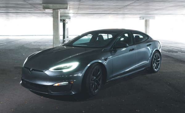 Подобно на Х, и S вече натрупа доста годинки и отдавна не е революционният автомобил, който беше преди десетилетие. Tesla се опита да го осъвремени и му добави впечатляващо бързата версия Plaid. Но това е достатъчно само да поддържа стабилни продажбите, не и за пазарен ръст. 