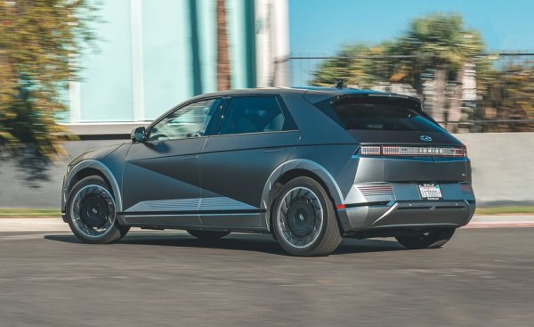 Комбинацията от ретро дизайн с повей от 80-те години, изчистен интериор и впечатляващи технологии се харесва на купувачите и оттатък океана. Продажбите през 2023 растат с 48 на сто. Кросоувър формите помагат и срещу вътрешните конкуренти Ioniq 6 и Kia GT 6 - нищо, че те са по-обтекаеми, по-ефективни и с по-голям пробег. 
