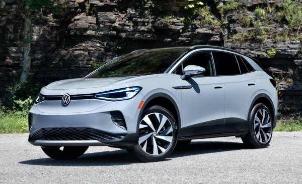 В Европа ID.4 не се представя чак толкова впечатляващо, но в Америка - пазара, за който беше замислен изначално - електромобилът на VW печели все повече клиенти, отчитайки 84% ръст на годишна база. И това - въпреки удвоилата се конкуренция в този сегмент. 
