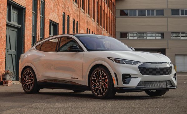 Споровете има ли правото това нещо да се нарича Mustang постепенно отмряха, и електрическият модел на Ford си намери достатъчно почитатели да влезе в Топ 5. Даже почти догони по продажби бензиновия, "истински" Mustang - разликата е само няколко хиляди автомобила. 
