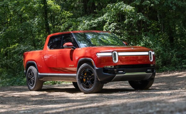 Макар и напълно нова, непозната за клиентите марка, Rivian се справя много добре и уверено бие по продажби останалите американски производители на пикапи - нищо, че отказва да предостави отделна статистика колко от продажбите се падат на пикапа R1T и колко - на SUV модела R1S. 
