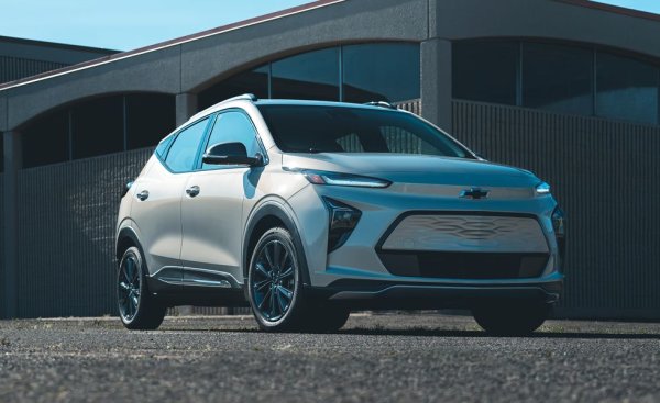 Тук са обединени данните за хечбека Bolt EV и леко повдигнатия Bolt EUV. 2023 беше най-силната година за електромобилите на Chevrolet, с цели 63% пазарен ръст. Но основен принос за това имаше драстично намалената цена - до едва 27 495 долара. С края на годината производството на автомобила приключи. Следващият електромобил на Chevy в този сегмент ще дойде през 2025, но вероятно под друго име. 