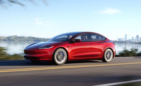 Model 3 загуби първенството в момента, в който се появи по-високият му братовчед Model Y. Но все пак електромобилът се е продавал добре през 2023, побеждавайки по регистрации конвенционални модели като Toyota Corolla например. 