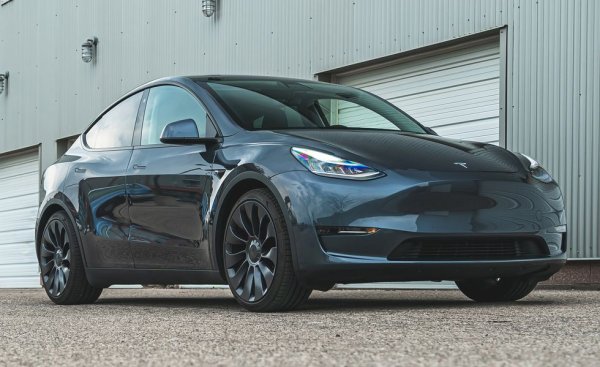 Още нямаме обобщените данни за Европа, но почти сигурно Model Y ще е най-продаваният автомобил на Стария контиент през 2023. На родния си пазар се справя по-скромно, но все пак достатъчно добре да е първи в електрическия сегмент. Всъщност само четири конвенционални модела го изпреварват през изминалата година - трите големи пикапа и Toyota RAV4. 