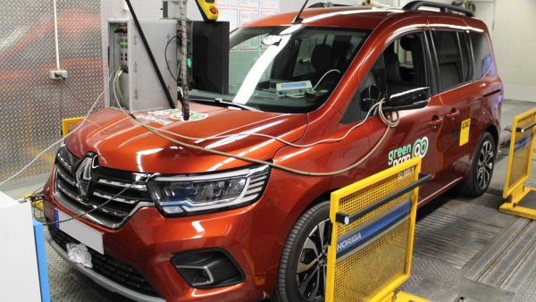 Green NCAP използва за теста Kangoo бензинов двигател 1,3 TCE със 130 к.с. и  ръчна трансмисия. Резултатът също е 2.5 звезди, като автомобилът се справя най-добре с индекса за чист въздух – 7.1/10. Другите два показателя на френския модел обаче не са впечатляващи, като разходът на гориво варира между 7,6 и 8,9 л/100 км, а вредните емисии са от 160 до 200 гр/км.

Индекс на чист въздух - 7.1/10 

Индекс на енергийната ефективност - 3.4/10 

Индекс на парникови газове - 1.6/10 