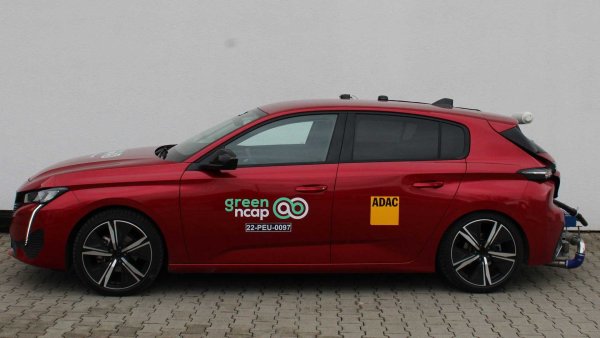 Новото Peugeot 308 е тестван с 1,2-литров турбодвигател с мощност 130 к.с., като получава едва 2 звезди. Най-големите критики срещу модела са за представянето му в тества за вредни емисии, които при пълно натоварване и движение по магистрала вариарт от 170 до 222 гр/км. 

Разходът на гориво при френски хечбек е средно 6,6 л/100 км, но максимумът достига 8 л/100 км.

Индекс на чист въздух - 3.8/10 

Индекс на енергийната ефективност - 4.7/10 

Индекс на парникови газове 3.2/10 