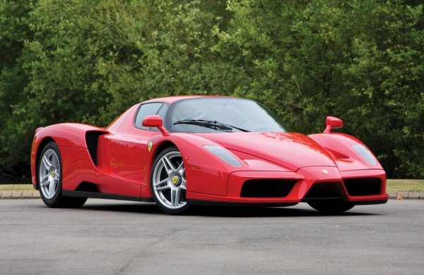 Ибрахимович си направи този забележителен подарък по време на единствения си - и злополучно приключил - сезон в "Барселона". Под капака тук е 6-литров V12 с 600 коня. 

Цитат: "Моето преживяване в "Барселона" ли? Беше като да си купиш Ferrari и да го караш като Fiat"
