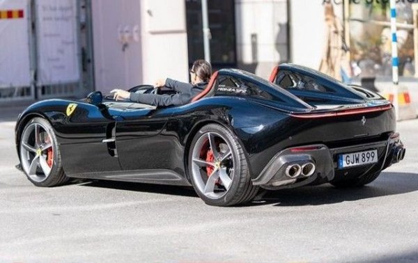 Никой не може да ти направи такъв подарък, какъвто можеш да си направиш ти самият. Което е особено валидно, когато си Златан Ибрахимович. Шведът с балкански корени си подари тази уникална кола (една от едва 499 произведени) за 38-ия си рожден ден. И отнесе рекордна глоба, защото го хванаха да я кара в Стокхолм без регистрация. 
Наскоро Кристияно Роналдо се сдоби със същата. 

Цитат: "Не се нуждая от Златна топка, за да се чувствам най-добрият" (попитан защо никога не е печелил индивидуалното отличие)
