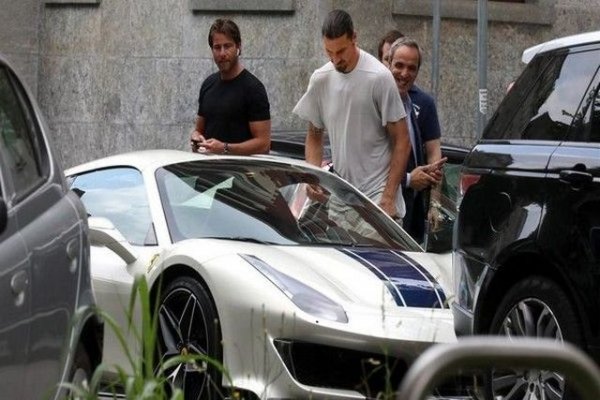 Ferrari без съмнение е любимата марка на Ибрахимович. 488 Pista е поредната му придобивка от нея, срещу скромните 300 000 евро. 

Цитат (към феновете на "Лос Анджелис Галакси", където игра за кратко): "Искахте Златан, дадох ви Златан. Няма нужда да ми благодарите. Сега бягайте пак да гледате бейзбол".
