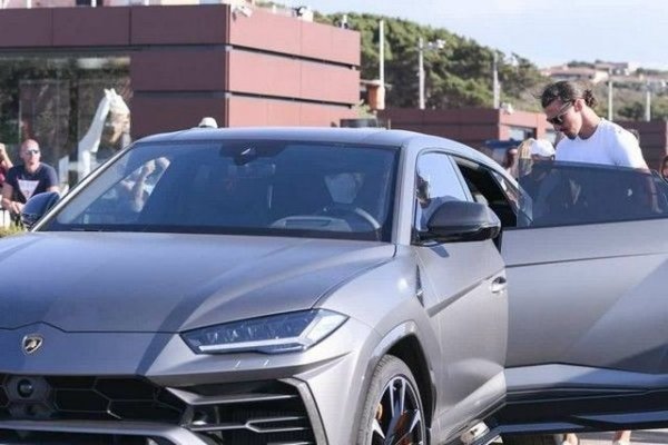 Любимият SUV модел на футболните звезди няма как да отсъства от гаража на Златан. Но явно не е от любимите му, защото рядко е забелязван да го кара. 

Цитат: "Аз не съм склонен към насилие, но ако бях на мястото на Гуардиола, щеше да ме е страх" (след скарването с треньора си в "Барселона"). И още: "Като треньор той е голям. Но като човек...".
