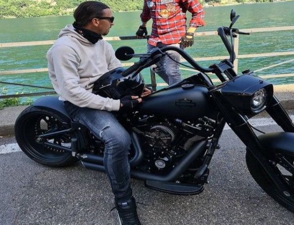 В добавка към суперколите, Ибра притежава и няколко мотора като този Harley Davidson. 

Цитати: 
"Ако тренирах таекуондо професионално, щях да съм спечелил злато на олимпиадата"

"Има ли нещо между мен и Пике? Доведи сестра ти и ще има" (на въпрос на испански журналист за вътрешен конфликт в "Барселона")

"Каквото Карю може да направи с топка, аз го мога с портокал" (след като бившият норвежки национал се осмели да го критикува)

"Няма нужда да познавам другите играчи, те всички познават мен" (попитан дали знае нещо за съотборниците си, след като премина в "Пари Сен Жермен")
