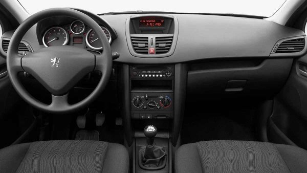 Изборът на скоростни кутии е необичайно широк - няколко варианта ръчна трансмисия, роботизирана и класическа автоматична. Като цяло всички са добри, дори ръчната, въпреки че динамиката с нея малко куца. Ресурсът на 4-степенната автоматична скоростна кутия AL4 силно зависи от стила на шофиране и състоянието на маслото. И понякога излиза от строй много по-рано от очакваното. За щастие ремонтите са сравнително евтини и отдавна са усвоени.

Ситуацията с двигателите е по-сложна. Най-популярният 1.6 EP6 с мощност 120 к.с. принадлежи към семейството Prince, което означава потенциални проблеми с ангренажния ремък, консумацията на масло и въглеродните отлагания във всмукателния тракт. Може обаче да се заложи на старите 1,4-литрови двигатели с чугунен блок ET3 с мощност 90 к.с. или базовият TU3, развиващ 75 к.с. Те са прости, издръжливи и с подходящи грижи могат да издържат над 300 000 км.
