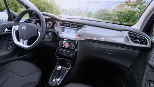 Двигателите са същите като при Peugeot 207. Съответно проблемите и предимствата са подобни. Една от разликите е, че при C3 често се среща по-малкия двигател от проблемната серия Prince: 1.4 EP3, развиващ 95 к.с. Скоростните кутии също са подобни: ръчната трансмисия е проста и надеждна, автоматичната AL4 изисква поддръжка, а роботизираната е подходяща само за спокойно каране.

Шасито на хечбека е просто и евтино за ремонт. Има приличен експлоатационен живот, но с течение на времето втулките и стабилизаторите може да изискват подмяна. Понякога има проблеми с електромеханичния сервоусилвател на волана, но като цяло това е рядка неизправност.

