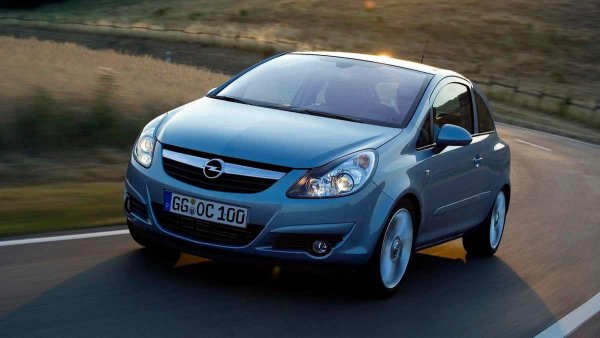 Години на производство: 2006-2014

Среден пробег до сериозен ремонт: 300 000 км

Това е един от тези модели, които разсеяха скучния имидж на марката. Corsa D е ярък хечбек с доста просторен и добре оборудван интериор. Освен това няма сериозни проблеми с надеждността. Единственият нюанс е роботизираната скоростна кутия Easytronic, която се среща при модификациите с 1,2-литров двигател. Базирана е на не много надеждна механична скоростна кутия, така че има доста слаб диференциал, който изобщо не толерира приплъзване.

Най-ненадеждната част пък е съединителят, който също изисква редовна процедура за адаптиране. Дори и в добро състояние, тази скоростна кутия изисква свикване поради постоянно дърпане, особено при изкачване на баири и в задръствания. Добре е, че Corsa беше оборудвана с надеждна 5-степенна ръчна скоростна кутия или безпроблемна 4-степенна автоматична от Aisin като алтернатива.
