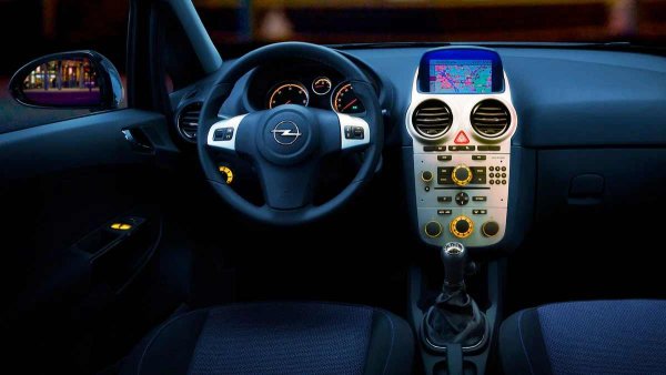 Три- и четирицилиндровите двигатели с атмосферно пълнене рядко подвеждат Corsa. При висококачествена поддръжка техният експлоатационен живот надхвърля 200 000 км. Има няколко слаби места: модулът за запалване, сензорите за температура на охлаждащата течност и малки течове на масло.

Окачването е изградено по класическата рецепта за такива автомобили: McPherson отпред, торсионна греда отзад. Частите са налични, а ремонтите евтини. Основните компоненти издържат поне 120 000 км. Слабото място на кормилното управление са прътите, но дори техният ресурс е най-малко 80 000 км.

Corsa без инциденти обикновено няма проблеми с корозията. В добре направения интериор може и да има някои дреболии, но материалите в салона са похвално издръжливи. Изключение прави кожата на опционалния отопляем волан, който се износва след по-малко от 100 000 км.
