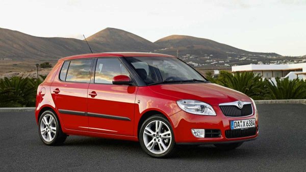 Години на производство: 2007-2014

Среден пробег до сериозен ремонт: 300 000 км

Второто поколение Fabia някога се продаваше много добре в Европа. И не става въпрос само за достъпната цена, практичност и добра управляемост, но и за ниските разходи.

Основното нещо е да не се сгреши при избора на двигател. От трите най-често срещани опции, само 1,4-литровият атмосферен с ангренажен ремък може да бъде наречен недвусмислено надежден. Рядко създава проблеми и често издържа поне 250 000 км без основен ремонт. Въпреки че двигателите 1.2 и 1.6 принадлежат към една и съща серия EA111, те могат да разочароват собствениците с кратък живот на веригата и консумация на масло.
