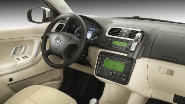 Иначе, Fabia радва. Основните варианти на трансмисия: 5-степенната ръчна и 6-степенната автоматична скоростна кутия Aisin - са еднакво добри. Ресурсът им е не по-малко от 250 000 км. Роботизираната DSG DQ200, комбинирана с 1.2TSI турбо двигателя на обновената версия, не е толкова страшна, защото Fabia получи модифициран и по-малко проблемен вариант. Окачването е издръжливо и евтино за поддръжка благодарение на богатия избор от неоригинални части.

Тялото е устойчиво на корозия. По-често ръжда може да се намери по арките на колелата, в долната част на каросерията и в багажника, където водата влиза лесно. Интериорът, изработен от твърда пластмаса, е доста устойчив на износване.