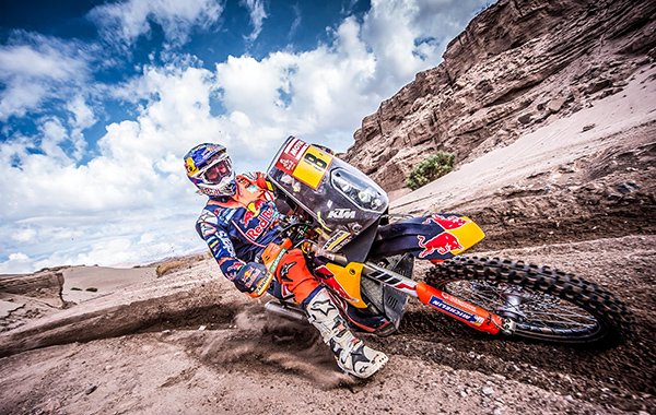 KTM СРЕЩУ ВСИЧКИ // И тази година фаворити са заводските пилоти на КТМ, но лидерът на тима Тоби Прайс падна тежко през декември, претърпя операция, но австралиецът обяви, че ще е готов за старт. Лидерът на Honda Пауло Гонсалвеш също падна през декември, като португалецът обяви, че се надява на пълно възстановяване след операцията в Португалия.