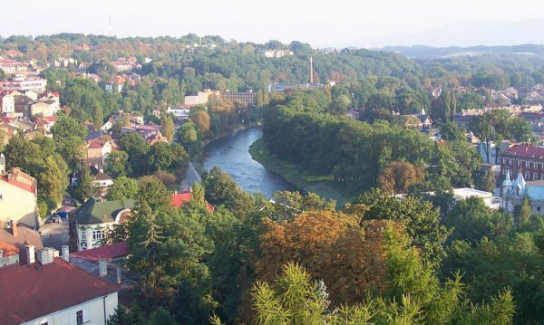 По-нататък в Полша пътят минава през Лодз, красивия град Белско-Бяла, и накрая преминава в Чехия при Чешин/Тешин - някога важен австроунгарски град, а сега два града, разделени от границата и река Олша. 
Участъкът от Е75 в Чехия не е много дълъг, и по по него няма кой знае какви забележителности. 

