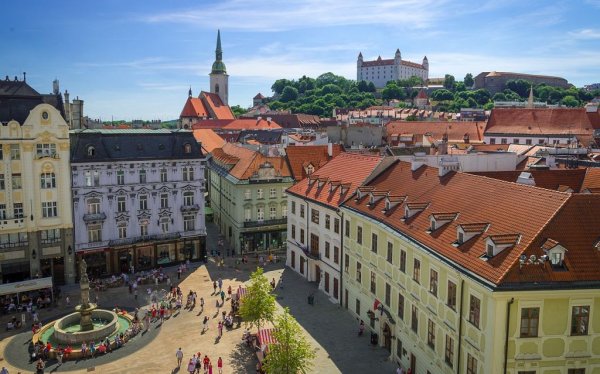 Дълги десетилетия пренебрегвана от туристите заради далеч по-вълнуващата Прага, днес столицата на Словакия постепенно започва да наваксва с туристическия поток. Красив стар град, увенчан с живописен замък, добра храна и отлична бира са главните атракции тук, макар че почитателите на модерното изкуство могат да отскочат и до нашумелия музей Данубиана, на двайсетина километра, пак по Е75.
