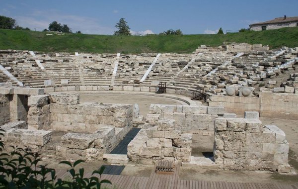 След Сърбия и Северна Македония пътят Е75 навлиза в Гърция и стига до Солун - дестинация, за която едва ли има нужда да обясняваме нещо на уважаемите ни читатели. По-нататък магистралата минава покрай Лариса - столицата на гръцката провинция Тесалия, град с богата история и интересна кухня. Според легендата това е родното място на Ахил, а според историята тук умира Хипократ, бащата на медицината. 

