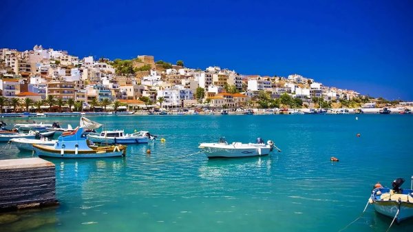 Пристанищно градче в източната част на остров Крит, където след 4380 км асфалт, международният път Е75 най-после свършва. Достатъчно отдалечена от Ханя и Ираклион, Сития още не е жертва на масовия туризъм, и съответно може да предложи доста от автентичния, непринуден чар на гръцките острови. Тук има находки от Каменната ера, дворци от минойската цивилизация, доста архитектурно наследство от ерата, когато островът е бил във властта на венецианците, и впечатляващи православни манастири. Освен това оттук можете да хванете ферибот не само до популярни туристически места като Санторин и Родос, но и до по-спокойни острови като Карпатос, Касос, Халки. 