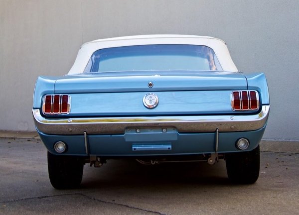 Реплика на оригиналния Ford Mustang, оборудвана със съвременни технологии 