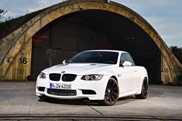 Преди малко повече от 10 години инженерите от спортния отдел на BMW M GmbH на шега изградиха карго-версия на най-мощното и най-бързо 3-Series. Необичайната двувратка беше представена пред широката публика именно на 1 април, като се превърна и в най-практичното M3 в историята на марката. Под капака му има V8 двигател с 420 к.с., а товароподемността на автомобила е 450 кг.
