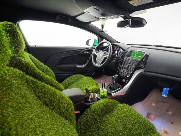 Корпусът на хечбека беше украсен с „танцуващи“ ивици в цветовете на бразилското знаме, които са преплетени с изображения на палми и футболист с топка. Идеята за повърхност, която имитира тревата на игралното поле, беше развита още повече - с нея бяха обшити седалките. Шегаджииге от Opel също изсипаха пясък от плажа Копакабана на пода, като поставиха и истински морски раковини.
