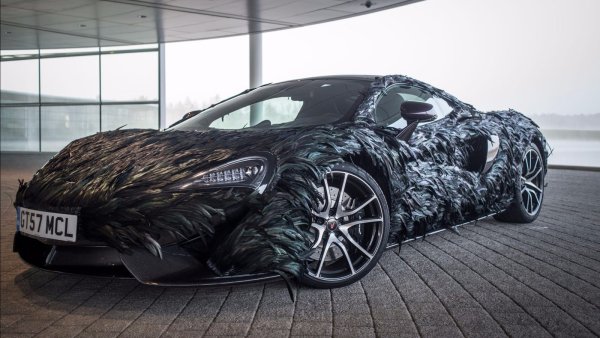 Твърди се, че британският хумор се е формирал в условия на относителна стабилност и затова носи елемент на сатира върху „абсурдността на ежедневието“. Стандартните трикове включват двойни думи и интелигенти шеги. Една от тях беше автомобилът, подготвена от McLaren за 1 април, който инженерите на McLaren Special Operations (MSO) представиха като ново поколение леки аеродинамични боди-комплекти за суперколи.
