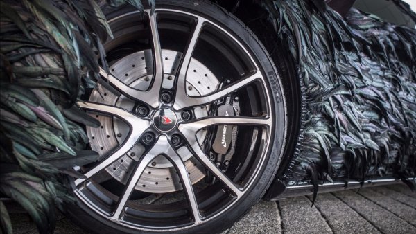 От McLaren твърдят, че изкуствените пера по каросерията на автомобила вибрират с нарастваща скорост и по този начин допълнително намаляват аеродинамичното съпротивление на автомобила, тъй като забавят прехода от ламинарен към турбулентен въздушен поток. Компанията съобщава, че отдавна е очарована от биомимикрия, заимствайки идеи от природата за създаване на най-леките и рационализирани автомобили.
