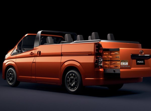 С премахването на покрива на микробуса, вече популярен сред компаниите, занимаващи се с превоз на хора и стоки, Toyota иска да разшири кръга от потенциални купувачи. Например, с него можете не само да пътувате из града през делничните дни, но и, като сгънете върха, да отидете за уикенда по крайбрежието, наслаждавайки се на красиви гледки. 

Допълнителен акцент на отворения ван беше опционалната фурна за печене, интегрирана в багажника и плъзгаща се назад заедно с вратата. Има режим на конвекция и скара с четири решетки. 
