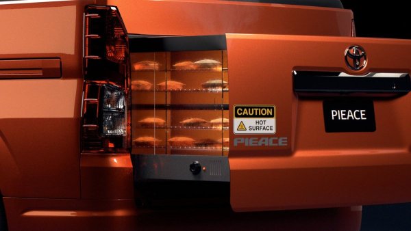 По замисъла на авторите на кабриолета, благодарение на тази фурна, шофьорите и пътниците ще могат да се насладят на горещ авторски австралийски месен пай, взет със себе си на път по всяко време. Всичко, което е необходимо за това, е да поставите суровото ястие във фурната в началото на пътуването и да зададете температурата на готвене с помощта на бутоните директно на мултифункционалния волан. Фактът, че всичко е изпечено, водачът ще разбере по специален сигнал от таблото. Остава само да се намери място за паркиране и съответно за закуска. 