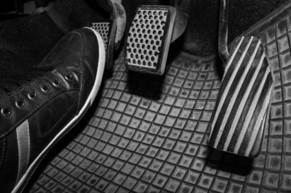 Независимо дали използвате автоматична или ръчна скоростна кутия, превключването на скоростите трябва да ставка гладко. Натиснете съединителя, дръпнете лоста и готово. Дърпането на лоста трябва да отнема само миг, за да не отвлича вниманието на шофьора от пътя. Ако превключването на предавките отнема повече време, да не говорим за значително повече усилия, това е лошо както за самата трансмисия, така и за  безопасното шофиране.

Засядането на предавката може да е резултат от ниско ниво на трансмисионната течност в най-добрия случай, но също така може да е знак, че движещите се части в скоростната кутия остаряват или ръждясали. Ако частите не се движат и координират правилно, тогава те изискват много повече физическа сила при превключване. И положението само ще се влошава.