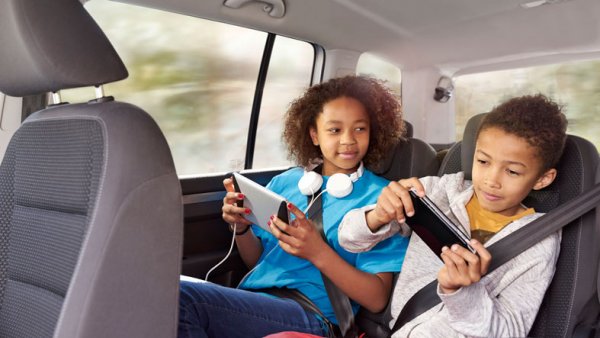 През 70-те и 80-те години автомобилите бяха оборудвани с радио-касетофон. Така че слушането на музика понякога създаваше проблеми, защото водачът трябва да извади и да смени касетата (по-късно същото се случваше и с дисковете). Сега вече всеки в колата може да включи телефона си към аудиосистемата с помощта на Bluetooth и така не само ще служа музика, но може да изпраща съобщения. 

Освен това, някои нови модели имат точка за достъп за Wi-Fi, благодарение на която децата могат да играят на своите устройства или да гледат филми, без да питат през 5 минути: "Стигнахме ли вече?"