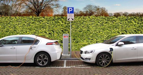 Икономията на гориво продължава да е един от основните аргументи при избор на нов автомобил. Затова и пазарът на колите, които харчат малко гориво (хибридите), или пък никакво - електромобилите, се разраства непрекъснато. Модели като Toyota Prius (хибрид с бензинов мотор) стартираха революцията, а сега начело на нея са електромобилите на Tesla, които се движат само на ток.