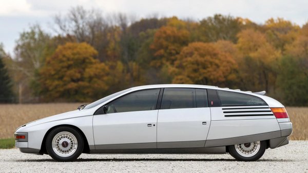 На първо време е доста голяма. И може би толкова... Дизайнът, както вече споменахме е на италианското ателие Ghia, което по онова време е подразделение на Ford.

Шасито не е на Lincoln, а на британския спортен производител AC, от модела със средноразположен мотор 3000ME, произвеждан от 1979 до 1985 г. Двигателят пък е 2,8-литров V6 Cologne от Ford.